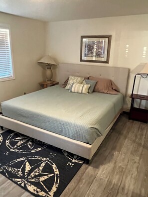 4 bedrooms, in-room safe, iron/ironing board, free WiFi - Pet Friendly Bay View Home w/ Game Room --Newport Beach Getaway (Newport)
