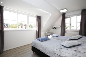 5 makuuhuonetta, tallelokero huoneessa, silitysrauta/-lauta