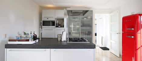 Refrigerador, microondas, horno y parrilla de estufa