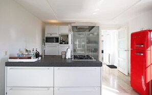 Fridge, microwave, oven, stovetop - Casa Grande - An amazing house 1 km from Amsterdam (Landsmeer)
