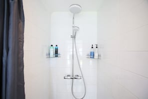 Vasca, asciugacapelli, asciugamani, sapone