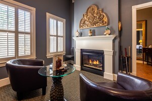 客房内保险箱、特色装修、特色家居、办公桌