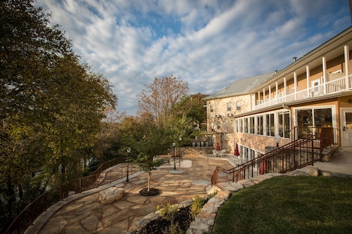 Gruene River Hotel & Retreat