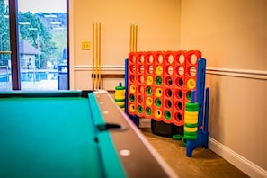 Een pooltafel met uitzicht op een gebouw.