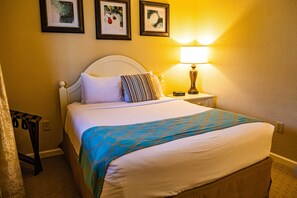 1 bedroom, iron/ironing board, bed sheets - Laurel Crest™ - 1 Bedroom Deluxe Villa (Pigeon Forge)