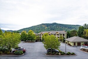 Exterior - Pigeon Forge | Deluxe Mountain Villa | Pool & Mountain Fun (Pigeon Forge)