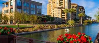 LUKSUS 2br / 2baRemodel i hjertet af Scottsdale! OPVARMET POOL, GYM, TENNIS DOMSTOL