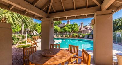 LUJO 2br / 2baRemodel en el CORAZÓN de Scottsdale! PISCINA CLIMATIZADA, GIMNASIO, PISTA DE TENIS