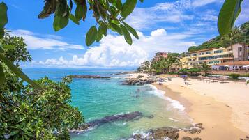 Plage, chaises longues, serviettes de plage