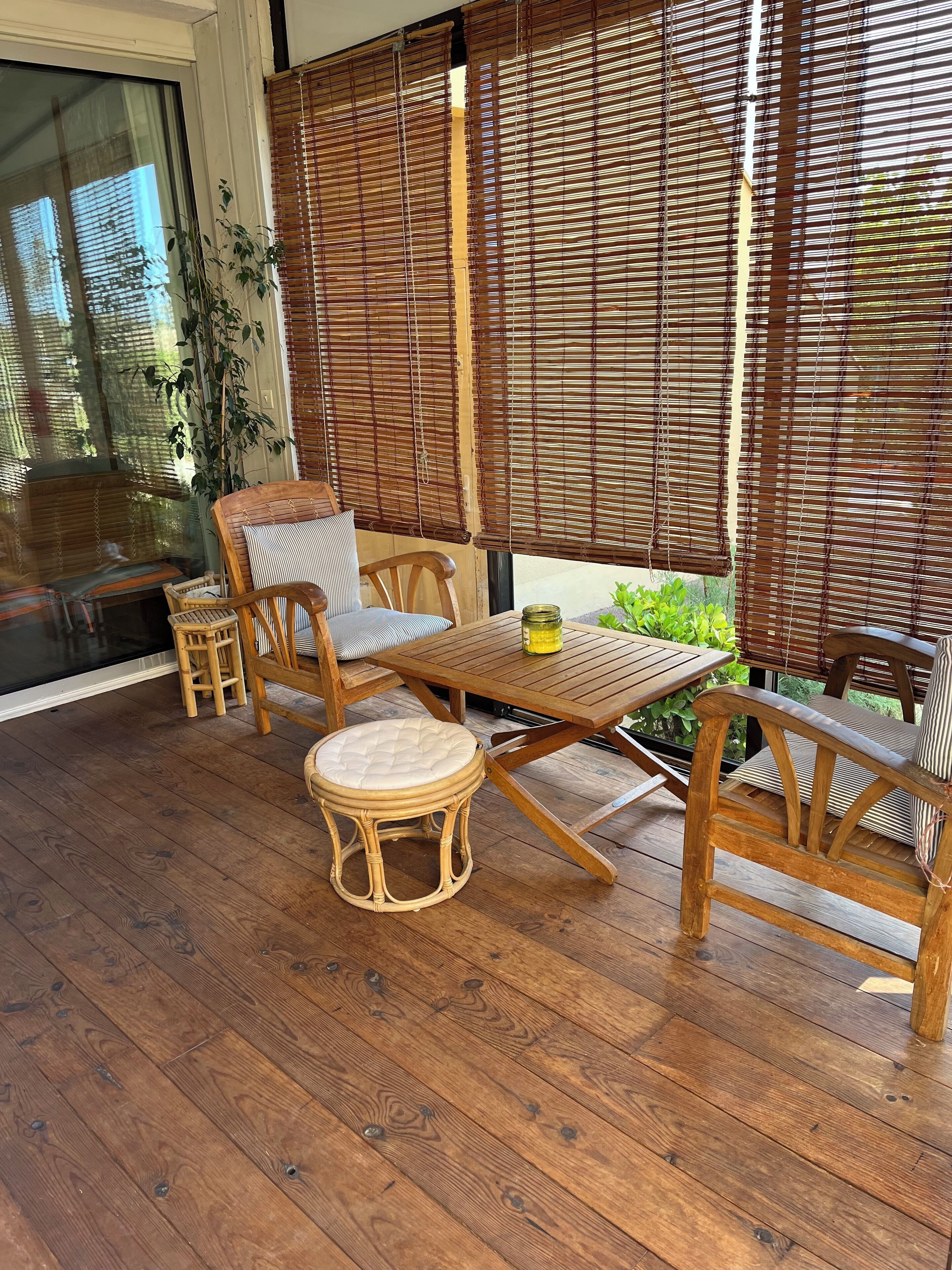 2 fauteuils, une table basse et un pouf pour profiter de la vue sur la mer