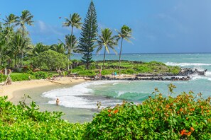 On the beach - Oceanfront condo w/ private lanai, amazing views & pool access - steps to beach (Kapaa)