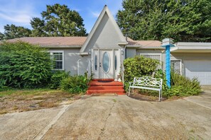Exterior - Birdhouse Guesthouse (Lafayette)