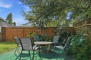 Outdoor dining - Birdhouse Guesthouse (Lafayette)