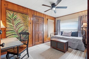 4 bedrooms, desk, iron/ironing board, free WiFi - Birdhouse Guesthouse (Lafayette)