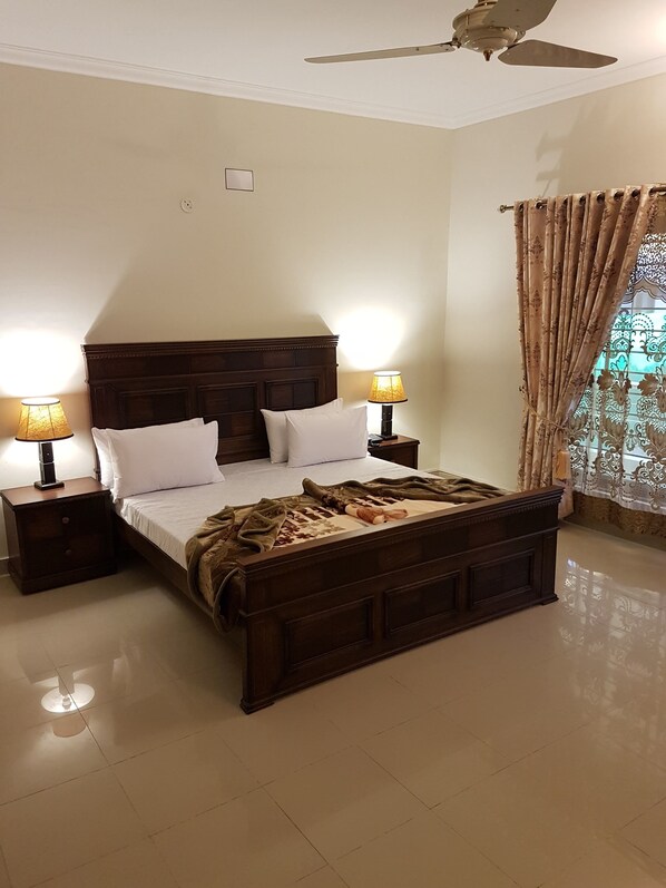 2 bedrooms, desk, soundproofing, iron/ironing board - Delano Residence (Islamabad)