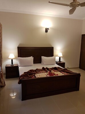 2 bedrooms, desk, soundproofing, iron/ironing board - Delano Residence (Islamabad)