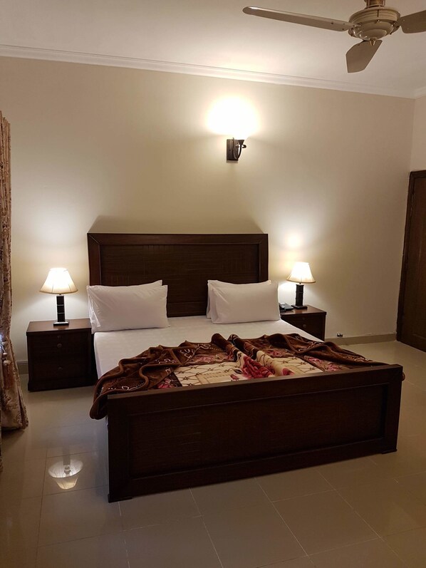 2 bedrooms, desk, soundproofing, iron/ironing board - Delano Residence (Islamabad)