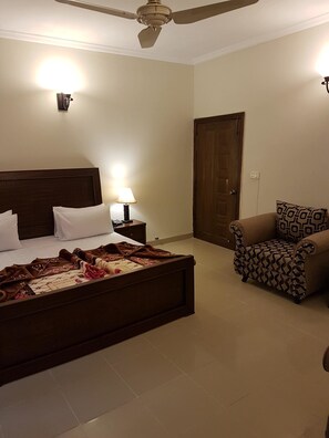 2 bedrooms, desk, soundproofing, iron/ironing board - Delano Residence (Islamabad)