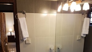 Deluxe Room, 1 King Bed, Smoking, Bay View | Bathroom - Delano Residence (Islamabad)
