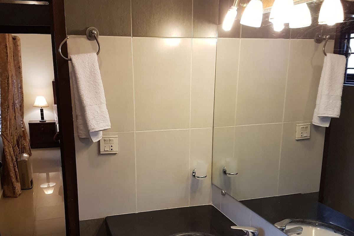 Deluxe Room, 1 King Bed, Smoking, Bay View | Bathroom | Slippers, towels