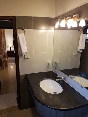 Deluxe Room, 1 King Bed, Smoking, Bay View | Bathroom | Slippers, towels - Delano Residence (Islamabad)