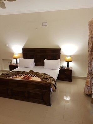 2 bedrooms, desk, soundproofing, iron/ironing board - Delano Residence (Islamabad)