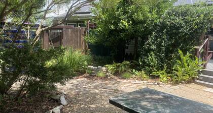 Treehouse Guesthouse: 3 BR Unique Home for 8 adults plus 400 sq ft Fun Treehouse