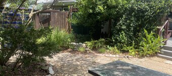 Treehouse Guesthouse: 3 BR Unique Home for 8 adults plus 400 sq ft Fun Treehouse