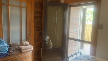 2 bedrooms, desk, iron/ironing board, travel crib