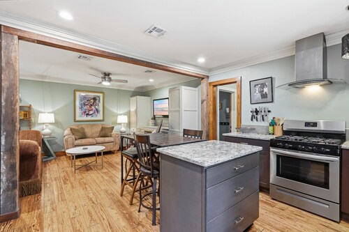 Treehouse Guesthouse: 3 BR Unique Home for 8 adults plus 400 sq ft Fun Treehouse