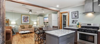 Treehouse Guesthouse: 3 BR Unique Home for 8 adults plus 400 sq ft Fun Treehouse