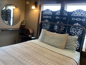 2 bedrooms, desk, iron/ironing board, travel crib