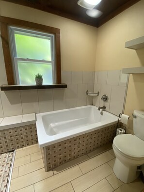 Badewanne, Haartrockner, Handtücher, Seife