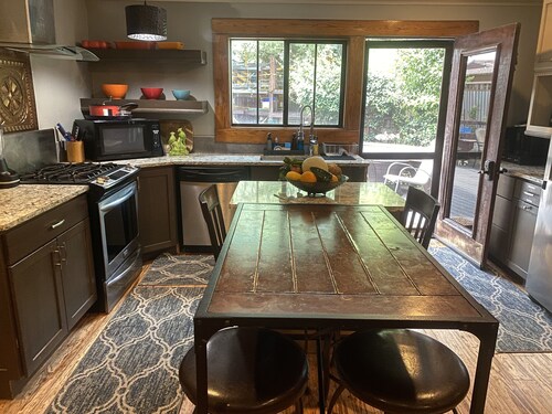 Treehouse Guesthouse: 3 BR Unique Home for 8 adults plus 400 sq ft Fun Treehouse