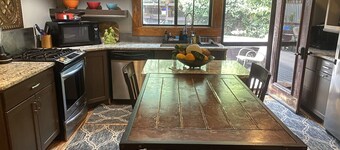 Treehouse Guesthouse: 3 BR Unique Home for 8 adults plus 400 sq ft Fun Treehouse