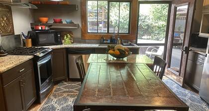 Treehouse Guesthouse: 3 BR Unique Home for 8 adults plus 400 sq ft Fun Treehouse