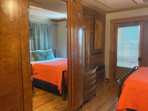 2 Schlafzimmer, Schreibtisch, Bügeleisen/Bügelbrett, Reisekinderbett