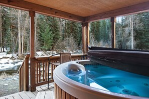 Outdoor spa tub - Waterfront cabin with mountain view, wood stove, private hot tub, & WiFi (South Fork)