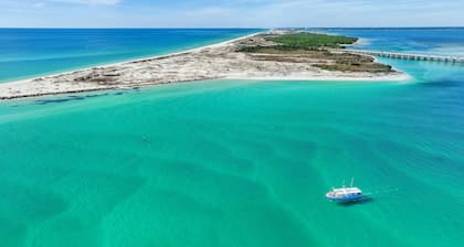 ☀️LSV (Golf Cart)Walk to-Beach-Porch & Sundeck-Hot Tub-Bonaire Retreat☀️
