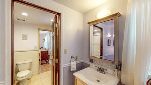 Articles de toilette gratuits, sĂšche-cheveux, serviettes fournies