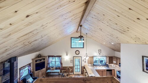 Dog-friendly cabin with wood stove, private hot tub, & riverside firepit