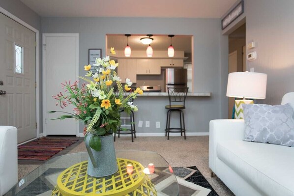 Offices - Beauty in Benson! Remodeled 5 Bedroom (Sleeps 14) (Omaha)