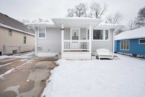 Exterior - Beauty in Benson! Remodeled 5 Bedroom (Sleeps 14) (Omaha)