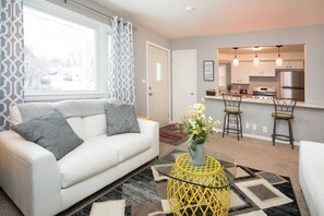 Offices - Beauty in Benson! Remodeled 5 Bedroom (Sleeps 14) (Omaha)