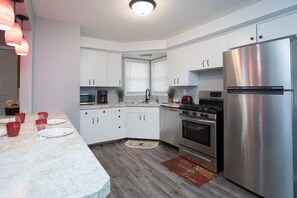 Private kitchen - Beauty in Benson! Remodeled 5 Bedroom (Sleeps 14) (Omaha)