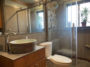 Douche, séchoir à cheveux, serviettes fournies, savon