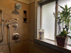 Douche, sĂšche-cheveux, serviettes fournies, savon