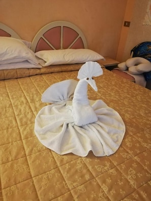 Escritorio, insonorización, wifi gratis y ropa de cama