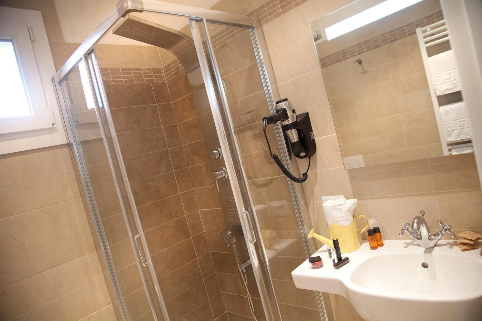 Dusche, kostenlose Toilettenartikel, Haartrockner, Bidet