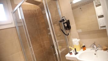 Dusche, kostenlose Toilettenartikel, Haartrockner, Bidet